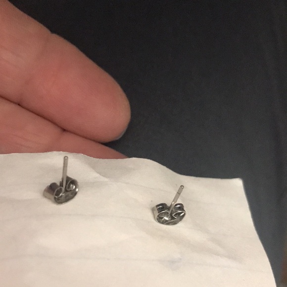 Beautiful pair of SWAROVSKI clear crystal with silver tone pierced earrings - Picture 2 of 5